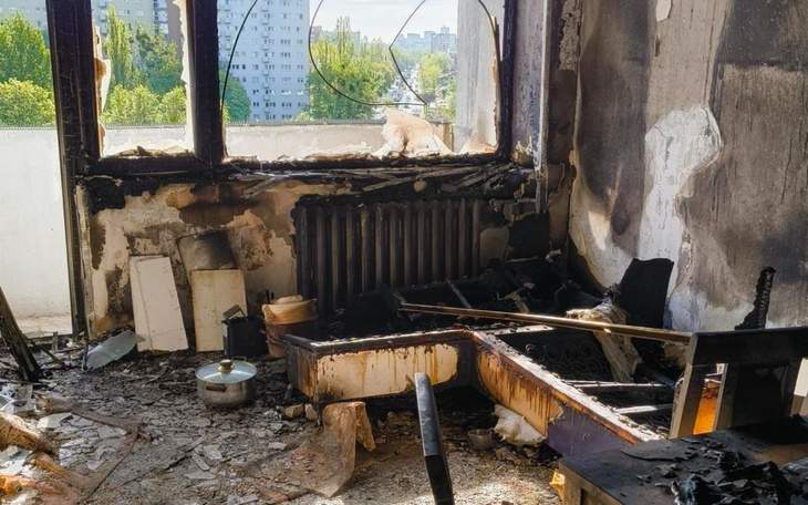 Zniszczone wnętrze po pożarze, z widokiem na zniszczone meble.