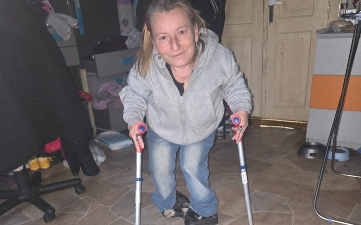 Kobieta korzystająca z balkonika w domowym otoczeniu.