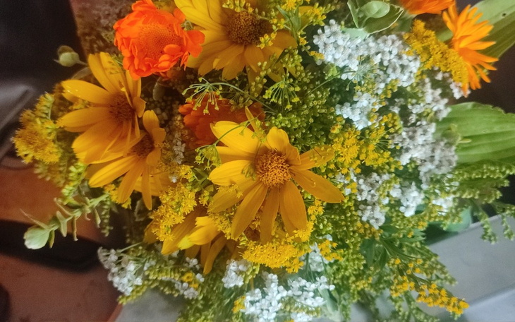 Bukiet kolorowych kwiatów w wazonie.