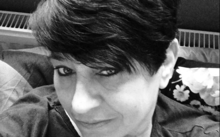 Czarnobiałe zdjęcie kobiety z krótkimi włosami.