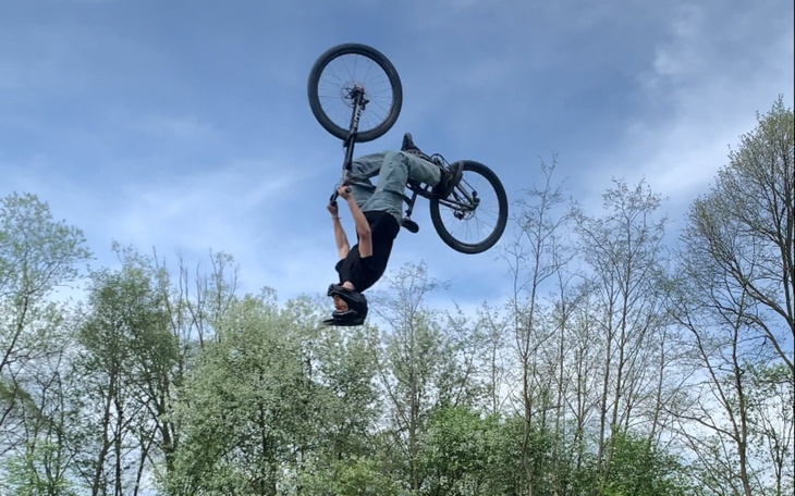 Mężczyzna wykonujący akrobację na rowerze BMX.