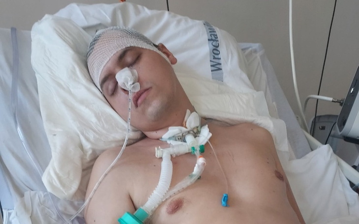 Mężczyzna leżący w szpitalu, podłączony do aparatury medycznej.