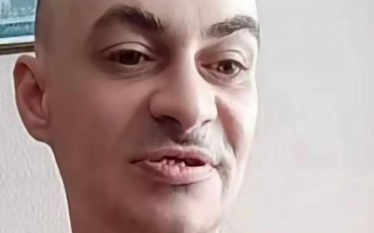 Mężczyzna z krótkimi włosami, wyraz twarzy pełen emocji.