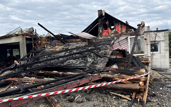 Zachód słońca nad wodą z odbiciem promieni.