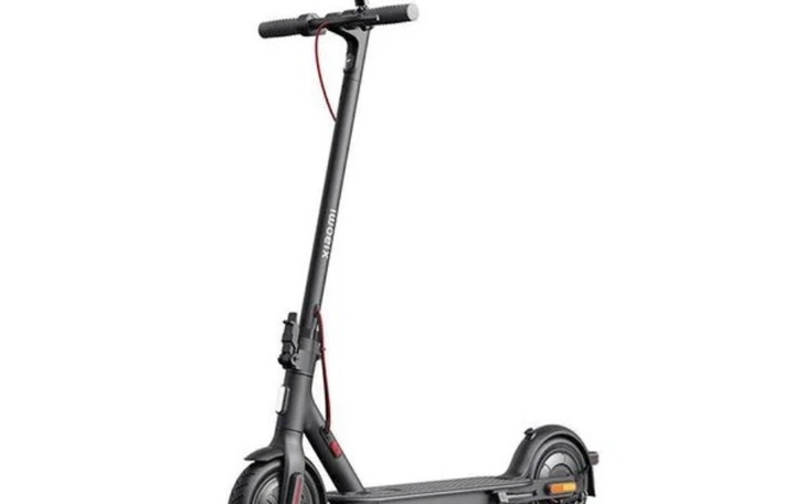 Skuter elektryczny na białym tle.