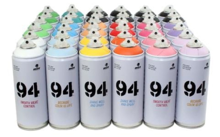 Zestaw sprayów w różnych kolorach.