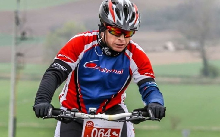 Kolarz w akcji, pokonujący trasę na rowerze górskim.