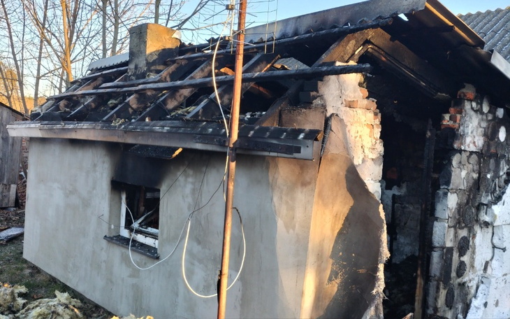 Zniszczony budynek po pożarze, z odsłoniętymi ścianami.