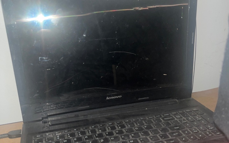 Uszkodzony laptop z pękniętą matrycą.
