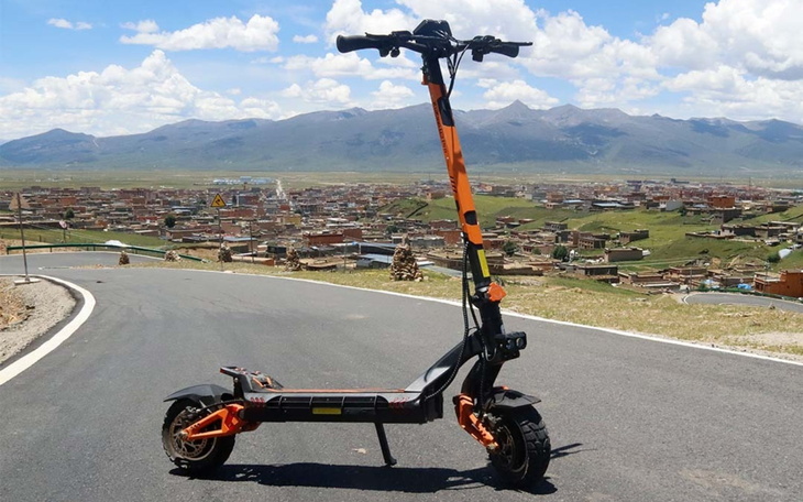 Skuter elektryczny na tle górskiego krajobrazu.