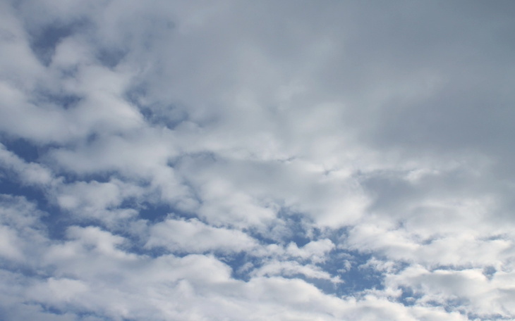 Niebo z chmurami, jasne i błękitne.