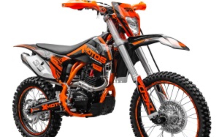 Motocykl terenowy w intensywnych kolorach na białym tle.