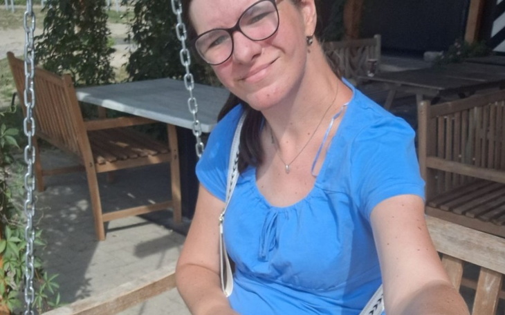 Kreskówkowy dentysta z narzędziami w ręku.