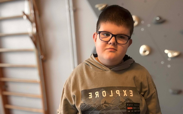 Chłopiec w okularach, patrzący w obiektyw.