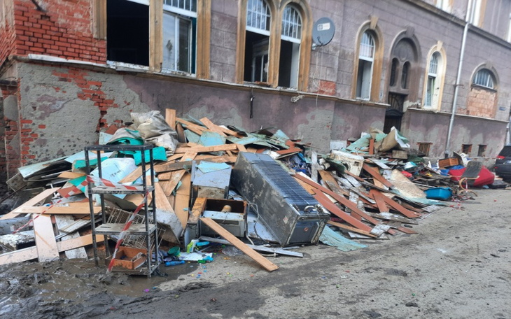 Zniszczone odpady i gruz na ulicy po powodzi.