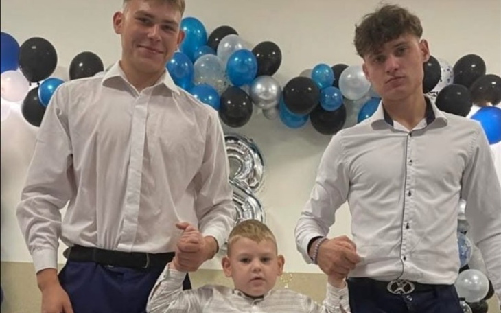 Dwaj młodzi mężczyźni z dzieckiem, radosna chwila.