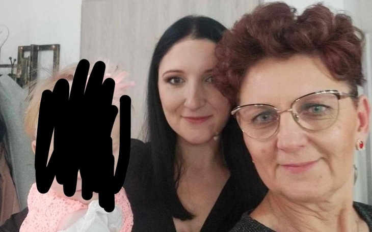 Kobieta z dzieckiem i starszą panią, uśmiechnięte twarze.