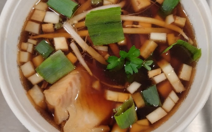 Zupa z kawałkami mięsa i warzywami w misce.