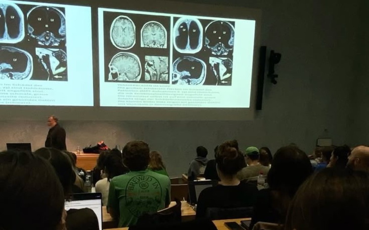 Wykład na uczelni, studenci słuchają prelegenta.