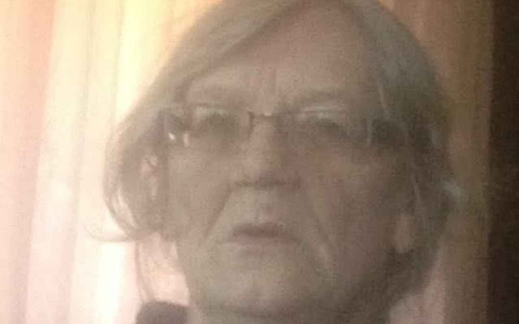 Portret starszej kobiety w miękkim świetle.