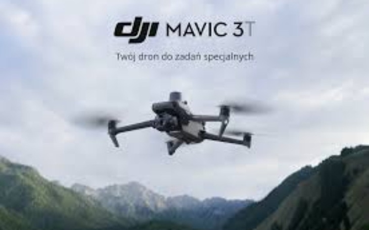 Dron DJI Mavic 3T w locie nad górami.