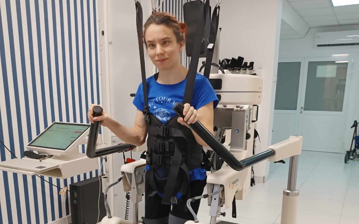 Kobieta w sprzęcie rehabilitacyjnym, gotowa do ćwiczeń.