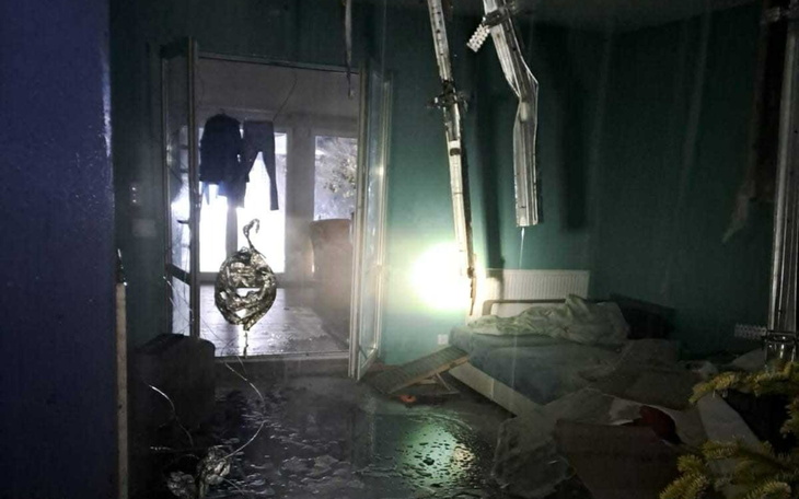 Zniszczony pokój po pożarze, z widocznymi uszkodzeniami.