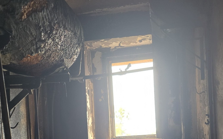 Zniszczone wnętrze budynku z oknem i uszkodzonym sprzętem.