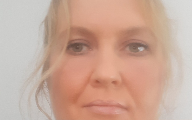 Rozmyte zdjęcie kobiety z jasnymi włosami.