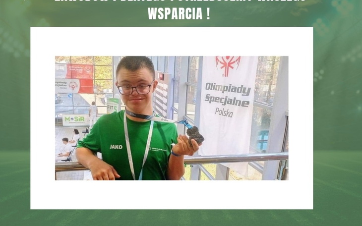 Chłopiec z medalem, dumnie prezentujący swoje osiągnięcie.