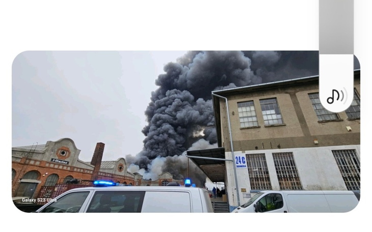 Wielki słup dymu unoszący się nad budynkiem.