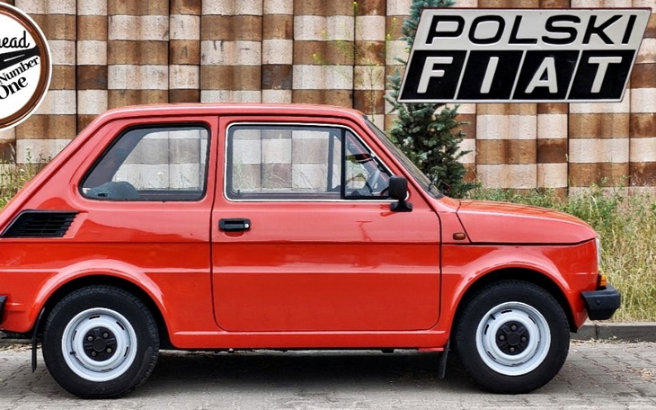 Czerwony Polski Fiat, klasyczny samochód na tle budynku.