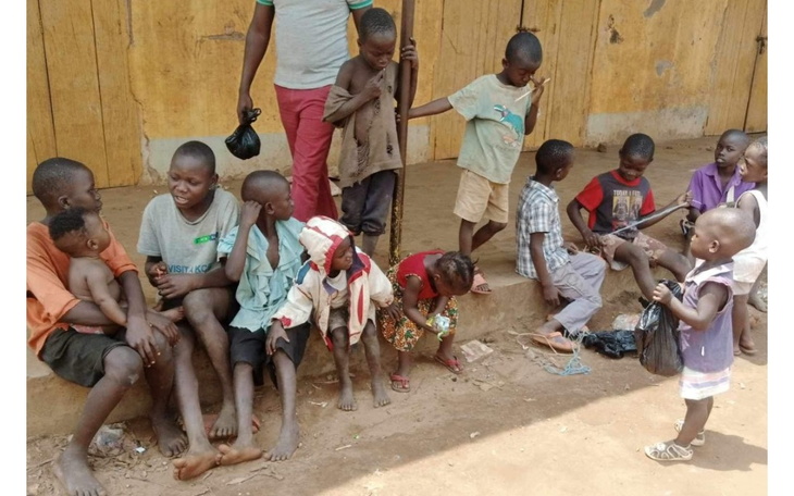 Grupa dzieci bawiących się na podwórku, w radosnej atmosferze.