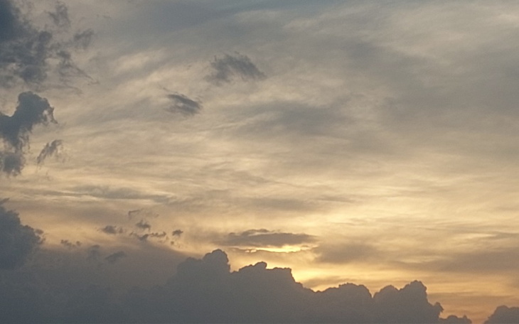 Malowniczy zachód słońca z chmurami na niebie.