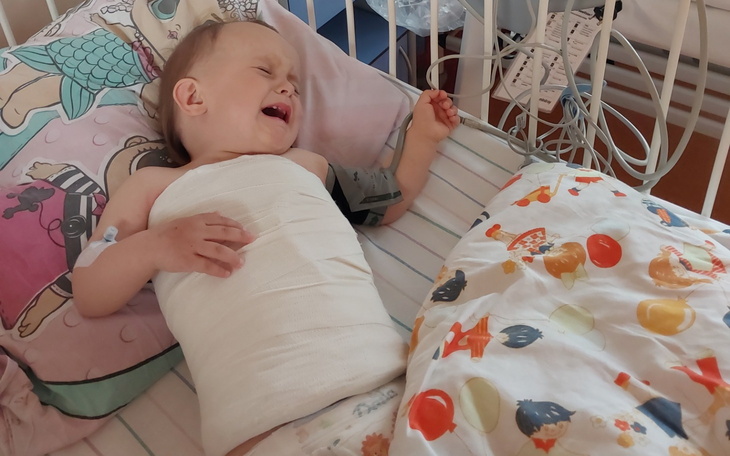 Czerwony tło, jednolity kolor, bez szczegółów.