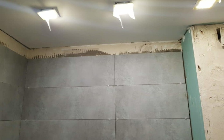 Fragment ściany w trakcie remontu, z płytkami.