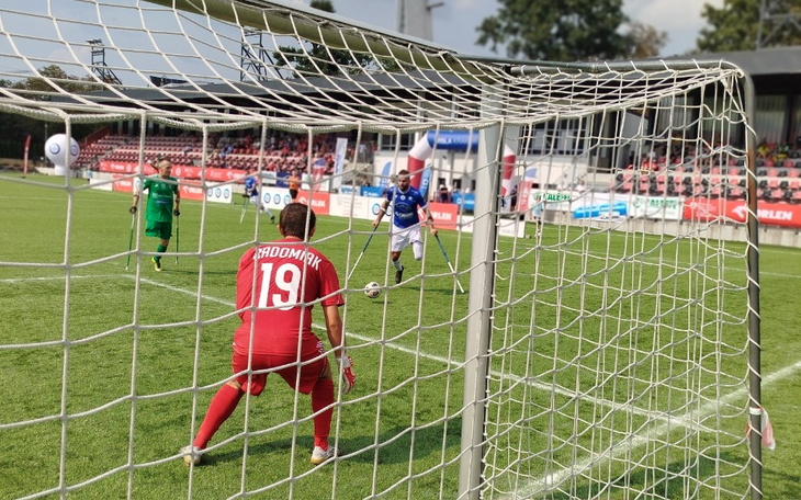 Zawodnik piłkarski przygotowujący się do strzału na bramkę.
