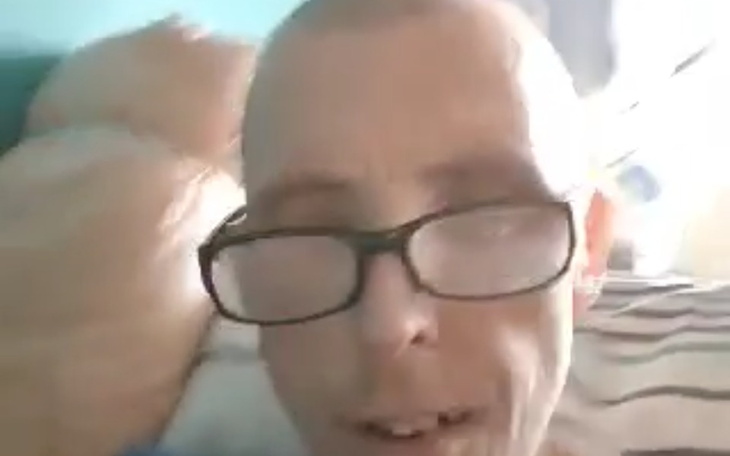 Osoba z okularami, uśmiechająca się do kamery.
