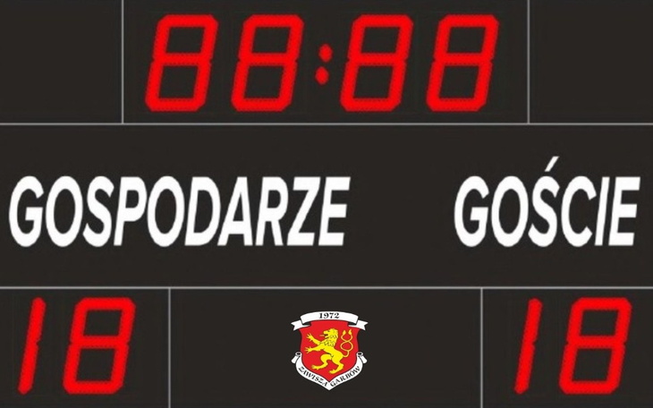 Wynik meczu na tablicy elektronicznej.