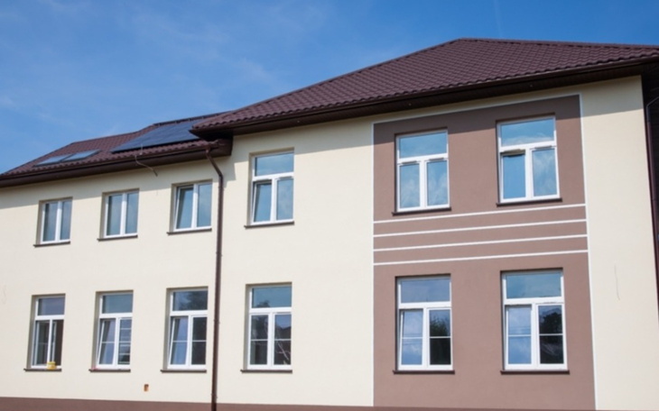 Nowoczesny budynek mieszkalny z wieloma oknami.