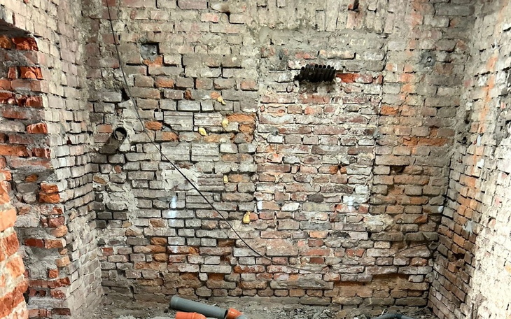 Pusty, zniszczony mur z cegieł w budynku.