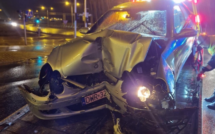 Wypadek samochodowy z poważnymi uszkodzeniami pojazdu.