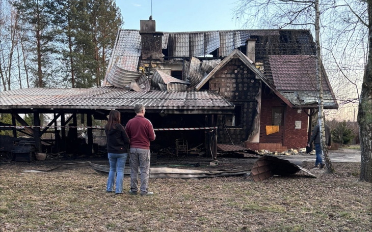 Zniszczony dom po pożarze, widok z tyłu.