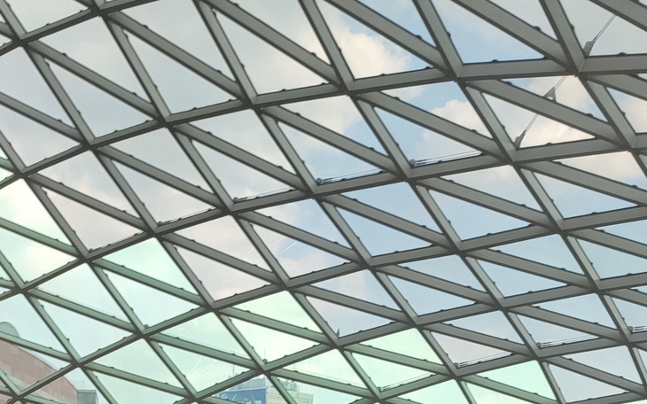 Nowoczesna architektura z przeszklonym dachem.