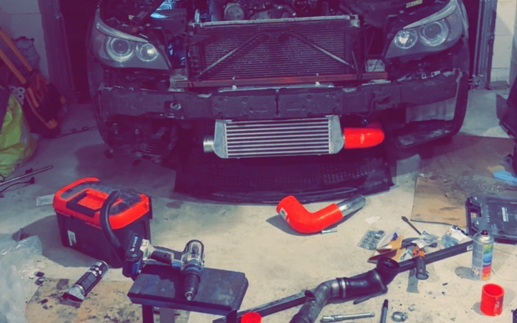 Silnik samochodu w trakcie naprawy w garażu.