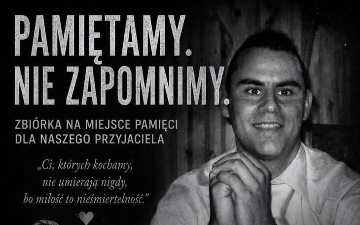 Przyciągający uwagę, mężczyzna w stroju Strongman podnosi ciężary.