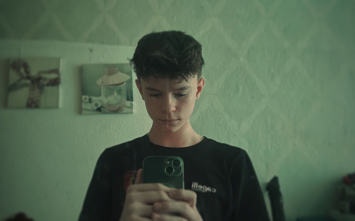 Młody chłopak robiący selfie w lustrze.