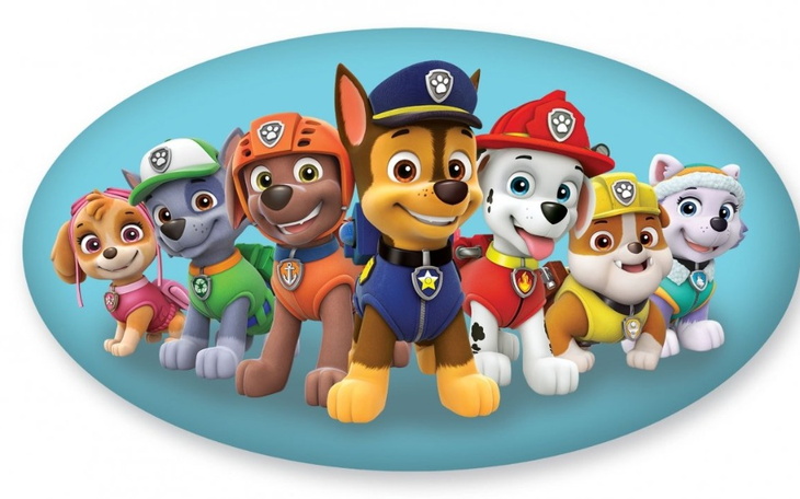 Bohaterowie z kreskówki 'Psi Patrol' w kolorowych strojach.