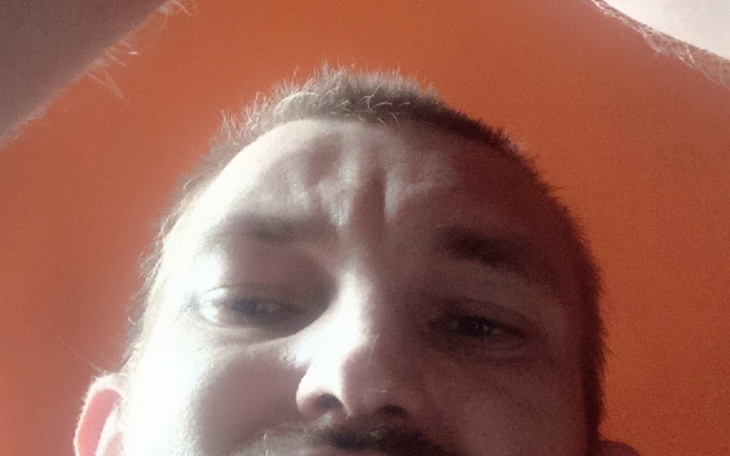 Zbliżenie na mężczyznę, selfie z nietypowym kątem.