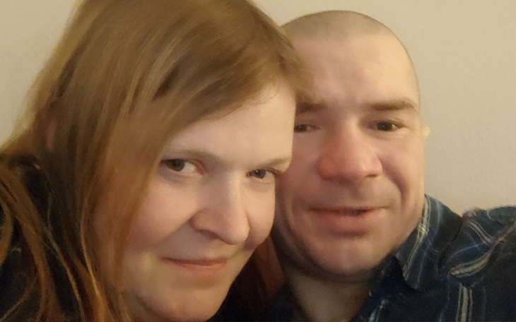 Para przytulająca się do selfie, uśmiechnięte twarze.